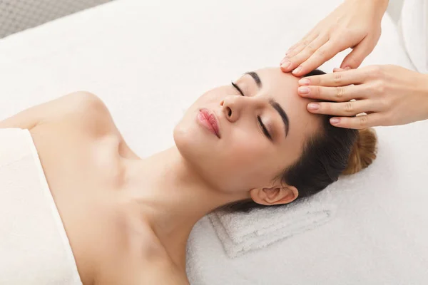 Donna ottenere massaggio facciale professionale al centro benessere — Foto Stock