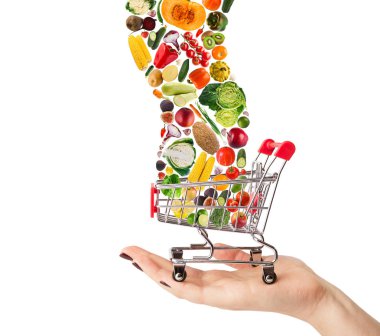 Alışveriş sepeti ile sebze ve meyve üzerinde izole kolaj 