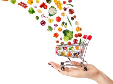 Alışveriş sepeti ile sebze ve meyve üzerinde izole kolaj 