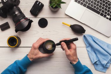 Kamera lens özel fırça üstten görünüm ile Temizleme