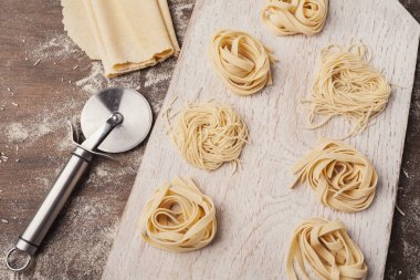 Ham tagliatelle yuva ve hamur mutfak masasında