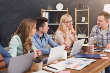 Genç takım projesinde modern ofis tartışıyor