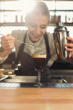 Mutlu barista kahve Cafe tezgahta kokteyl yapmak