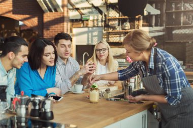Ana sınıfı veren deneyimli gülümseyen barista