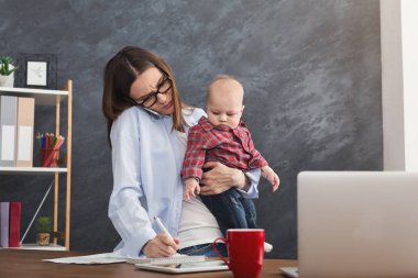 Telefonla konuşurken genç anne holding bebek