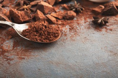 Çikolata parçaları ve gri arka plan üzerine kakao ezilmiş