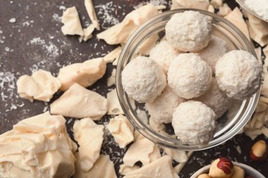 Gri arka plan üzerinde mantar ve ezilmiş beyaz çikolata parçaları