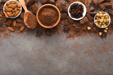 Çikolata parçaları ve kakao gri arka plan, üstten görünüm üzerinde ezilmiş