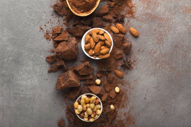 Çikolata parçaları ve kakao gri arka plan, üstten görünüm üzerinde ezilmiş