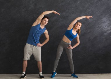 Fitness çift ısınma kapalı eğitim germe
