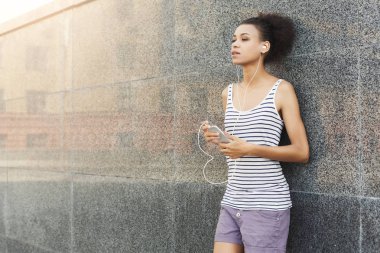 Yorgun kadın atlet, müzik molası