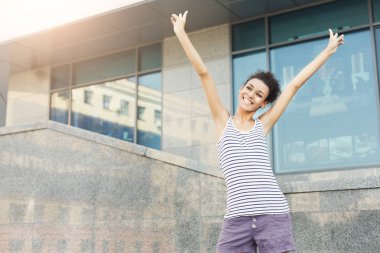 Modern merkezi arka plan duran mutlu siyah kadın