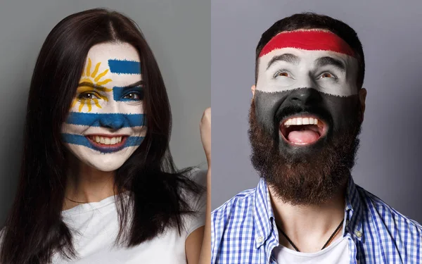 Aficionados emocionales al fútbol con banderas pintadas en las caras —  Fotos de Stock
