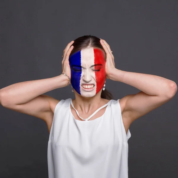 Mujer joven con bandera de Francia pintada en la cara — Foto de Stock