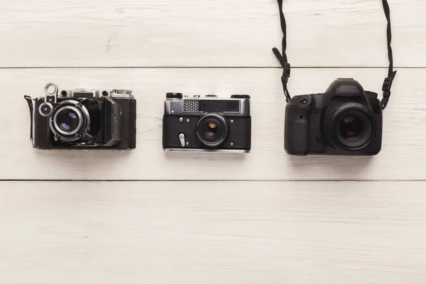 Tres cámaras diferentes en la mesa blanca — Foto de Stock