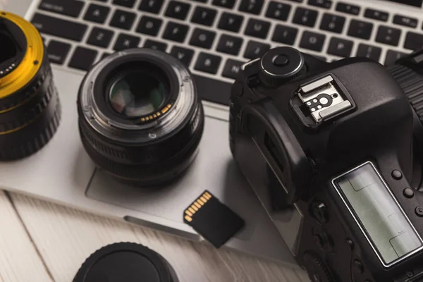 Fotoğraf kamera lensler ve bilgisayardaki hafıza kartı