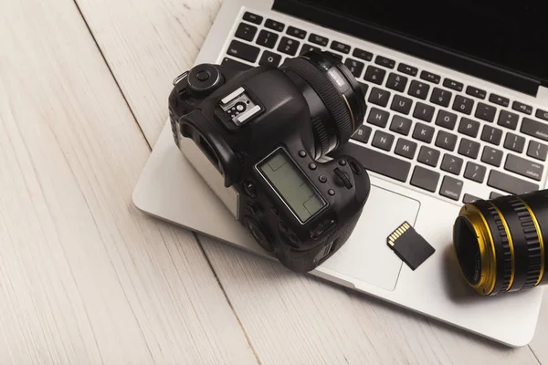 Bilgisayarda fotoğraf kamera, lens ve bellek kartı