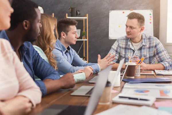 Programmerare som arbetar i programutveckling företag — Stockfoto