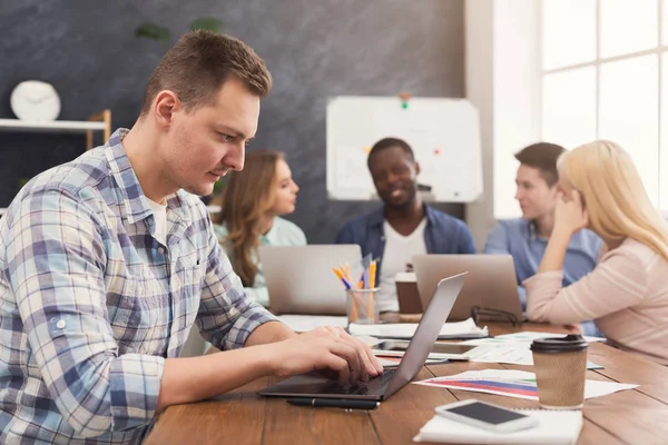 Equipo empresarial discutiendo los resultados de su trabajo — Foto de Stock