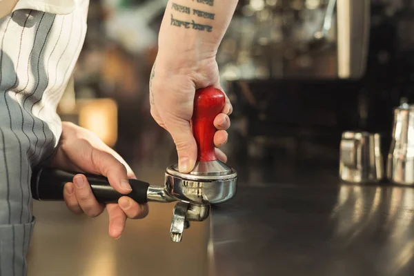 Primer plano de la mano barista haciendo café en la máquina de café profesional — Foto de Stock