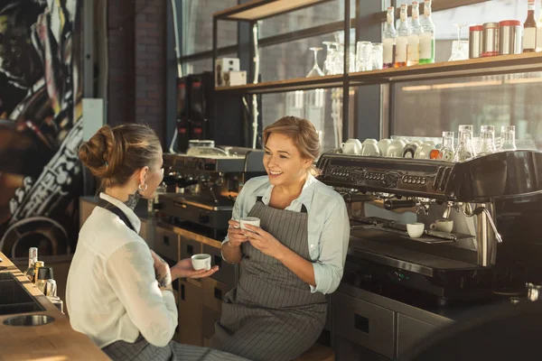 Erfahrene Barista und ihr Student teilen Erfahrungen — Stockfoto