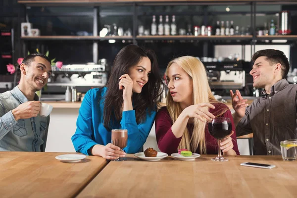 Felices jóvenes amigos tomando café en la cafetería —  Fotos de Stock