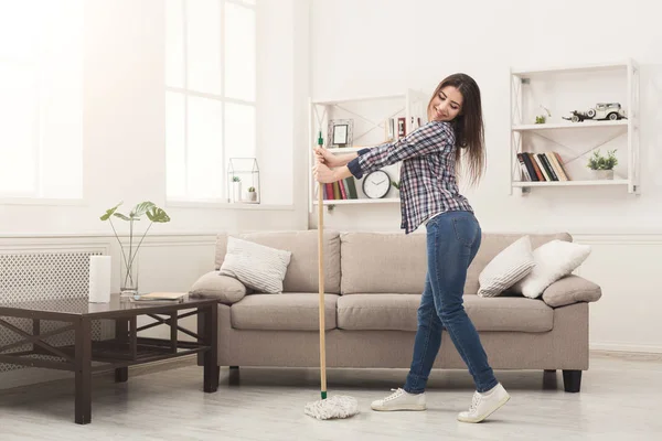 Mulher feliz limpeza em casa com esfregona e se divertindo — Fotografia de Stock