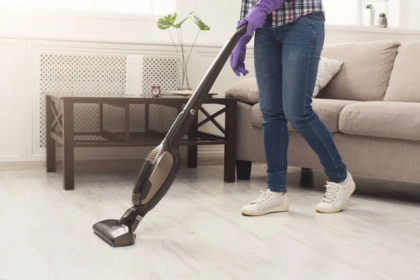 Onherkenbaar vrouw huis met de stofzuiger schoonmaken — Stockfoto