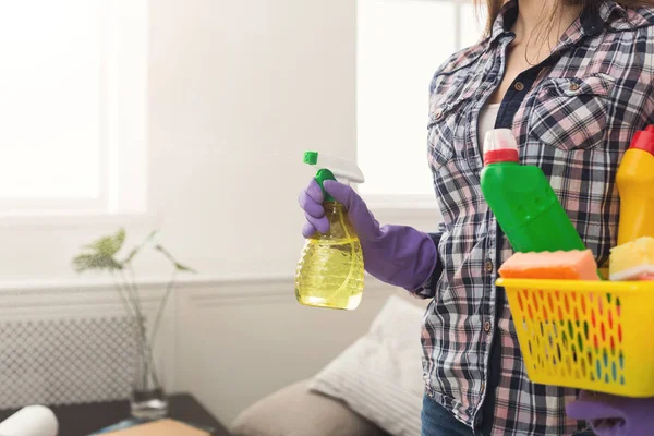 Mulher com equipamento de limpeza pronto para limpar quarto — Fotografia de Stock