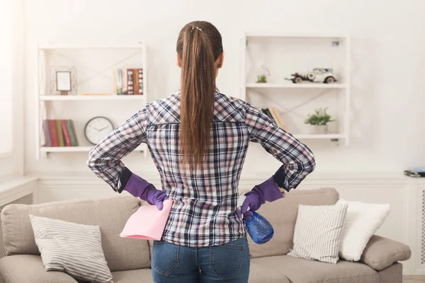 Mujer con equipo de limpieza listo para limpiar la habitación — Foto de Stock