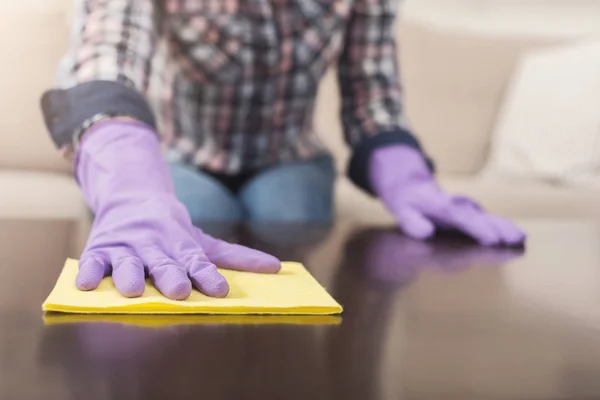 Donna che utilizza Spray Cleaner sulla superficie di legno — Foto Stock