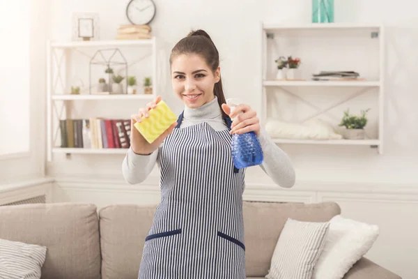 Mujer con equipo de limpieza listo para limpiar la habitación — Foto de Stock