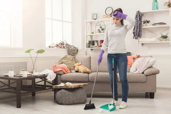 若い女性は家の大掃除の疲れ — ストック写真