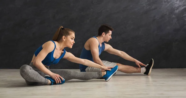Fitness-Paar beim Stretching-Training in Innenräumen — Stockfoto