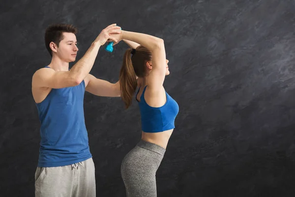 Sportliche Frau beim Training mit ihrem Personal Trainer — Stockfoto