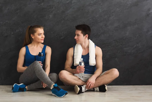 Fitness-Paar trinkt Wasser im Fitnessstudio — Stockfoto