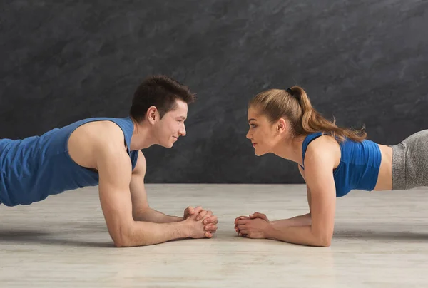 Treinamento de prancha de casal fitness dentro de casa — Fotografia de Stock