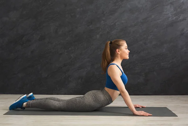 Fitness vrouw hebben rust na de training — Stockfoto