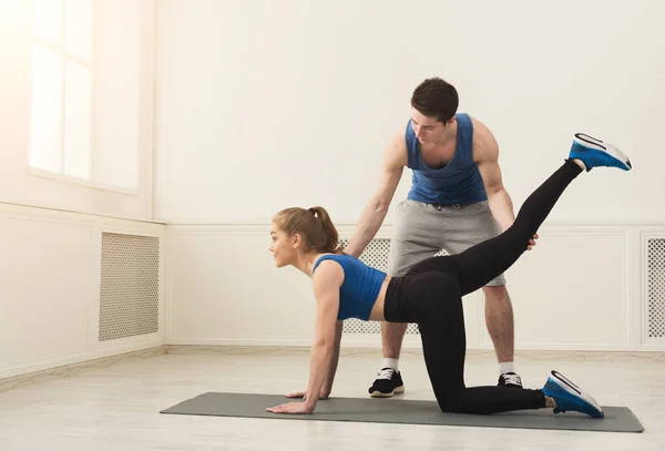 Femme sportive faisant de l'exercice avec son entraîneur personnel — Photo