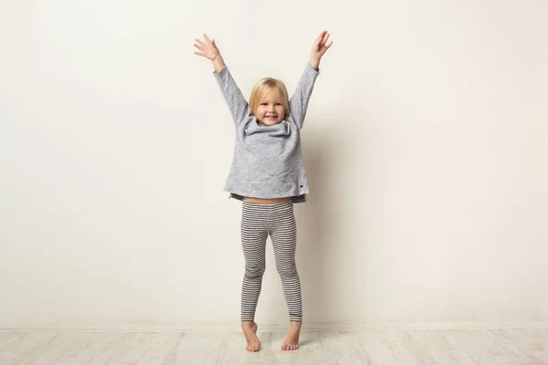 Aranyos boldog kis lány teljes hosszúságú portréja — Stock Fotó