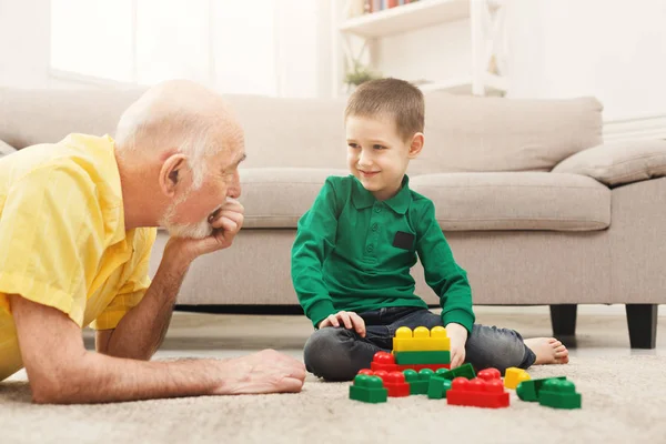 Niño jugando con el abuelo en kit de construcción — Foto de Stock