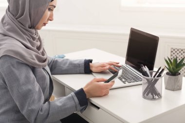 Ofiste çalışan Tesettür Arapça işkadını
