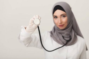 Stetoskop stüdyo arka plan gösterilen hijab kadında