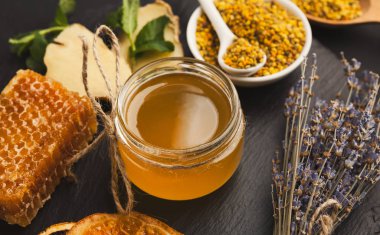Tatlım ahşap tabakta, closeup türleri