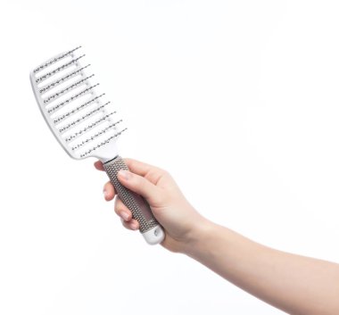 İzole, beyaz arka plan profesyonel saç fırçası tutan kadın