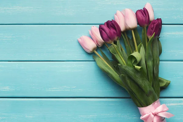 Цветные тюльпаны на синем деревянном фоне, вид сверху — стоковое фото