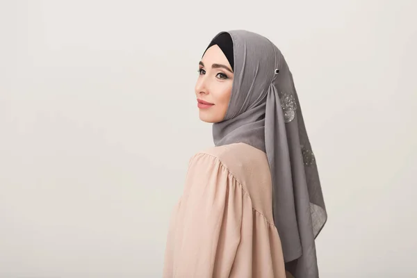 Wanita Arab muda dalam hijab di latar belakang studio — Stok Foto