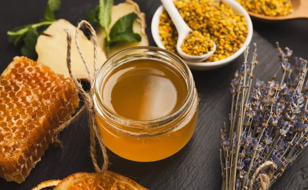Olika typer av honung på trä fat, närbild — Stockfoto