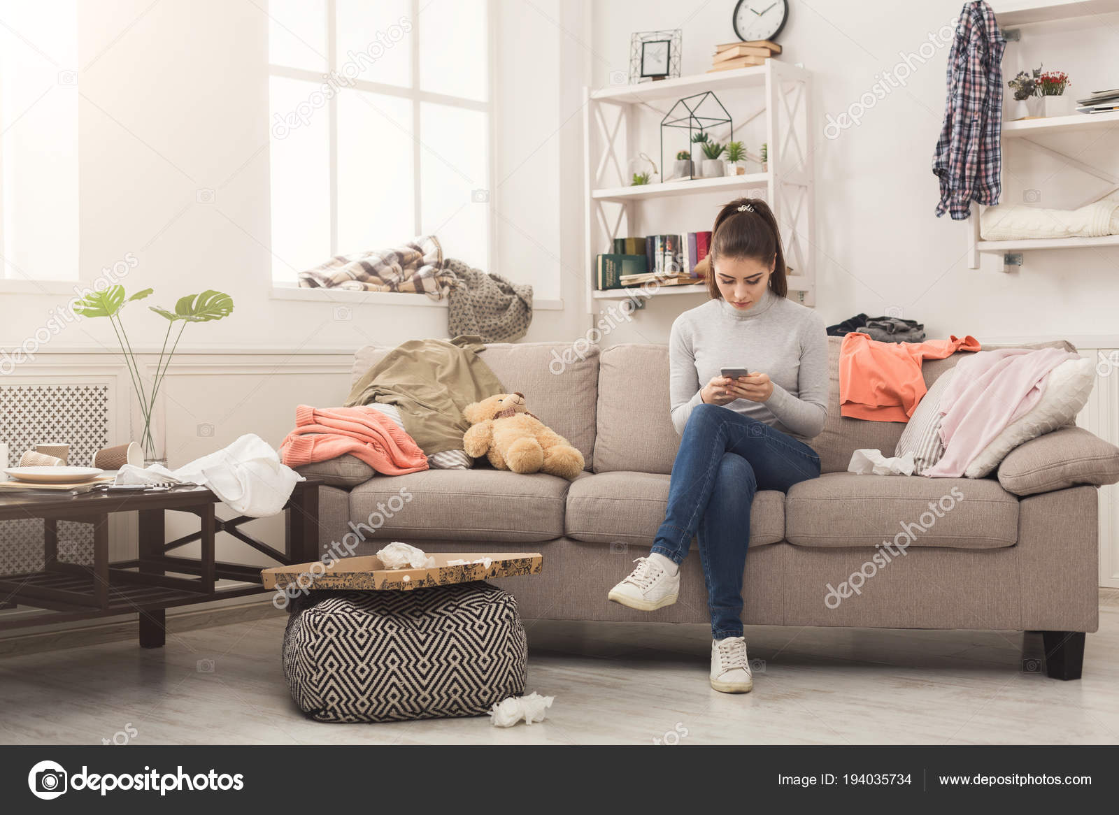 Wanhopige vrouw zittend op de Bank in rommelige kamer — Stockfoto ... Wanhopige vrouw zittend op de Bank in rommelige kamer — Stockfoto ...