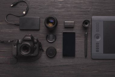 Tasarımcı çalışma alanı ile grafik tablet ve dizüstü